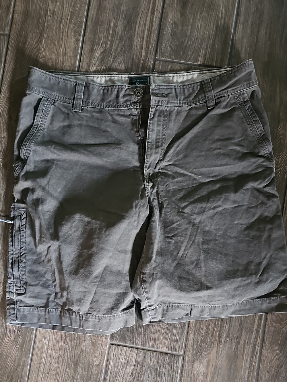 G.H. Bass & Co. Men's Cargo Shorts in Charcoal